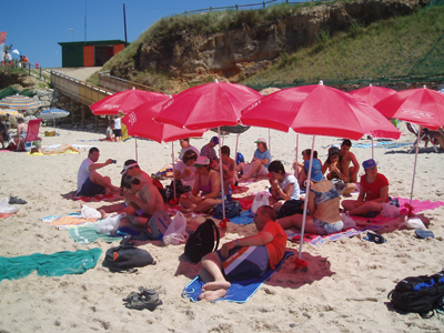 Los supervivientes resguardados de los rayas uva en la playa de Razo.